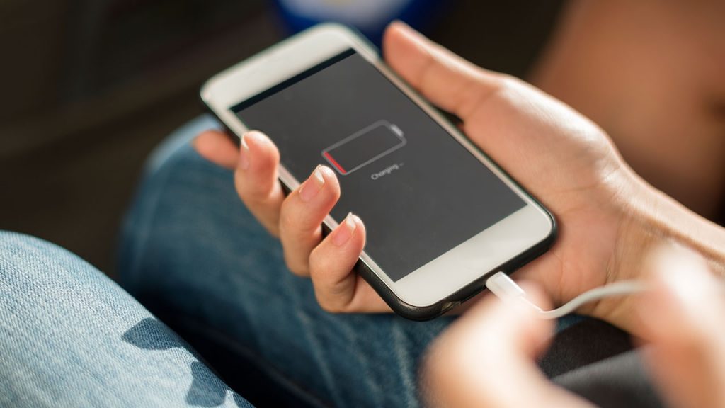 Telefonu şarj olurken kullanmak zararlı mı?