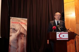 Cumhurbaşkanı Tatar, eşi Sibel Tatar ile birlikte araştırmacı, yazar ve şair Harid Fedai’yi anma törenine katıldı