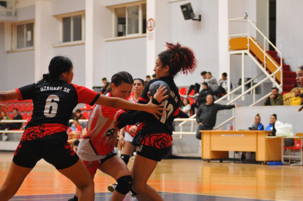 Hentbolda kazanan Şahlan: 53-16