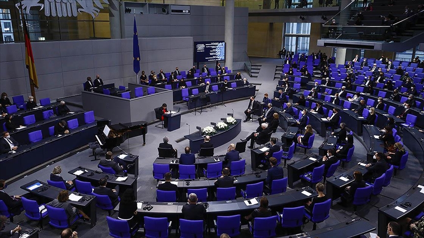 Almanya nükleer santrallerin kapatılmasını erteledi