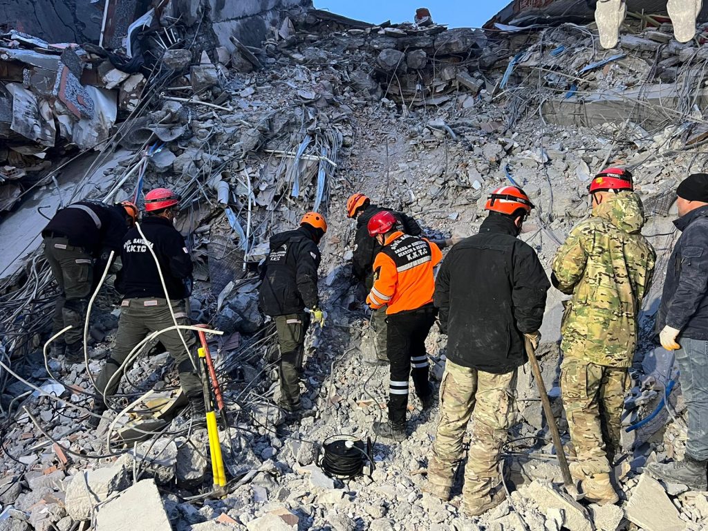 Demirel: Tünel açma konusunda uzman 30 kişilik ekip enkaz alanına ulaşıyor