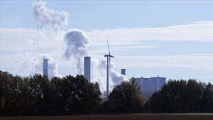 Temiz enerji, küresel enerji sektörü kaynaklı karbon emisyonlarında “korkulan” artışı baskıladı