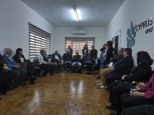 Bazı Kıbrıslı Türk ve Rum siyasi parti temsilcileri, Kıbrıs İki Dillilik Derneği ile Kıbrıs Barış ve Diyalog Merkezi’ni ziyaret etti