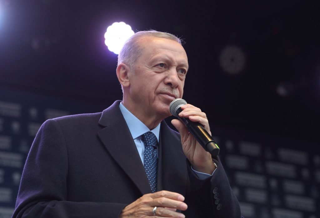 Erdoğan: Sonuçlar resmi olarak neticelene kadar sandıkları terk etmeyin