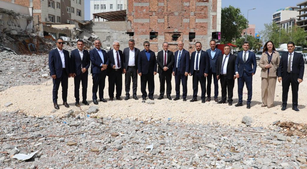 Babakan Üstel ve beraberindeki heyet İsias Otel enkaz alanında incelemelerde  bulundu
