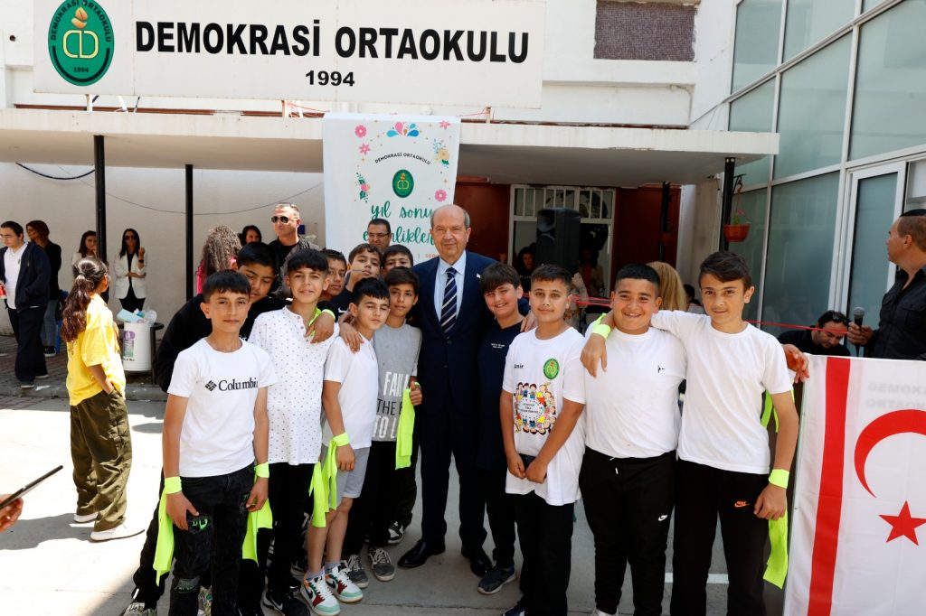 Cumhurbaşkanı Tatar, Demokrasi Ortaokulu’nda düzenlenen yıl sonu etkinliklerine katıldı