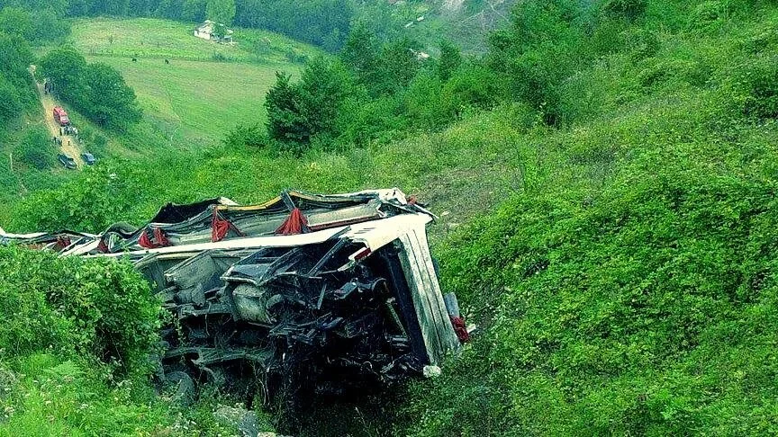 Hindistan’da yolcu otobüsünün köprüden düşmesi sonucu 23 kişi öldü