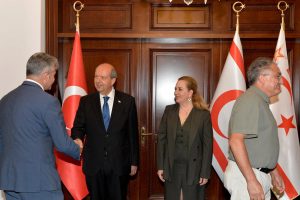 Cumhurbaşkanı Tatar ve eşi Sibel Tatar, personeliyle bayramlaştı