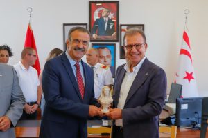 Mersin Büyükşehir Belediye Başkanı Seçer ilçe belediye başkanları ve meclis üyeleri ile birlikte Gazimağusa Belediyesini ziyaret etti
