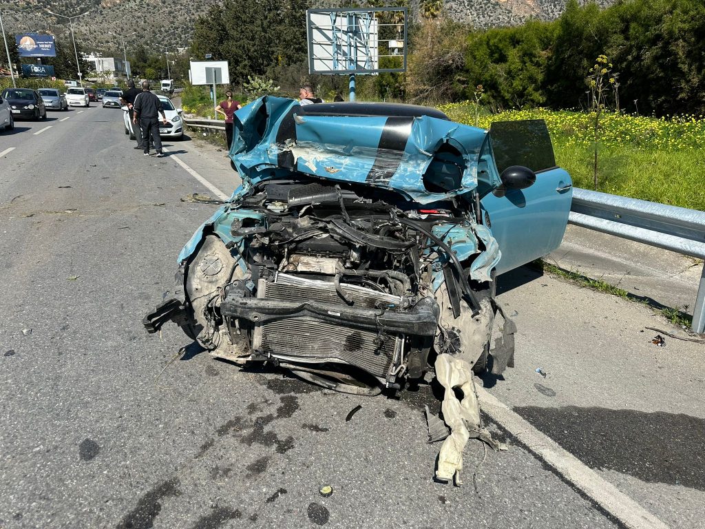 Girne –Lefkoşa ana yolunda bir araç bariyerlere çarptı – BRTK