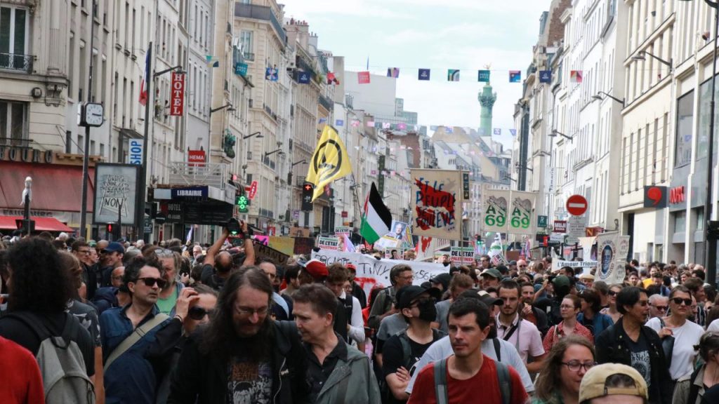 Fransa’da binlerce kişi Macron karşıtı gösteri düzenledi