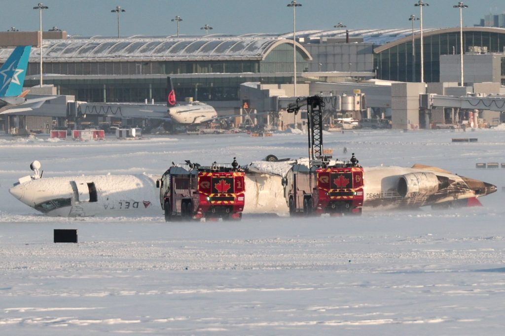 Delta Havayolları’na ait uçak Toronto’da iniş sırasında ters döndü: 18 yaralı