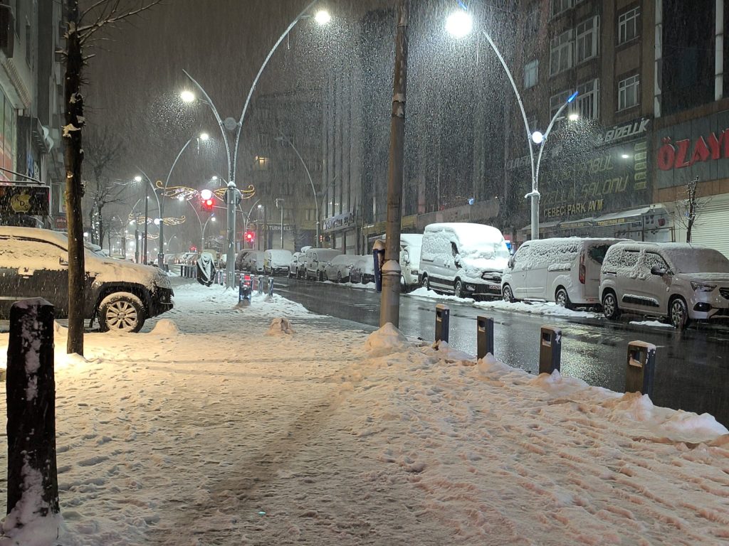 İstanbul’da kar yağışı aralıklarla sürüyor