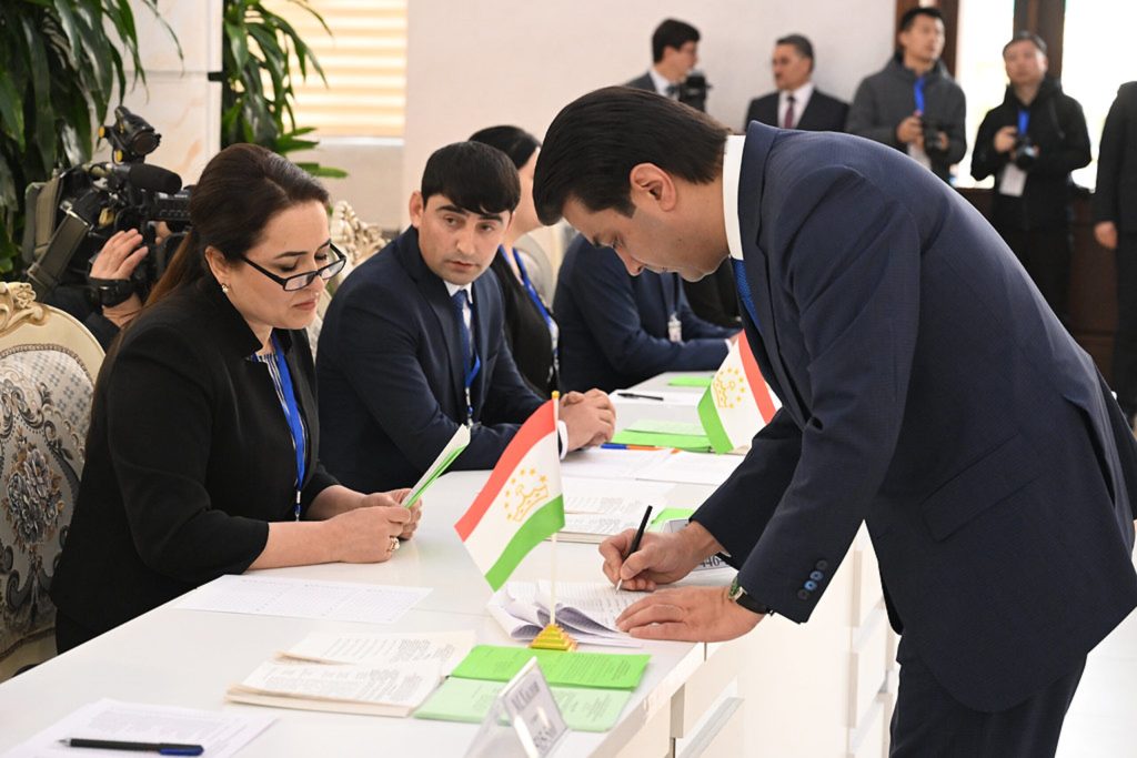 Tacikistan’da halk, genel seçim için sandık başında