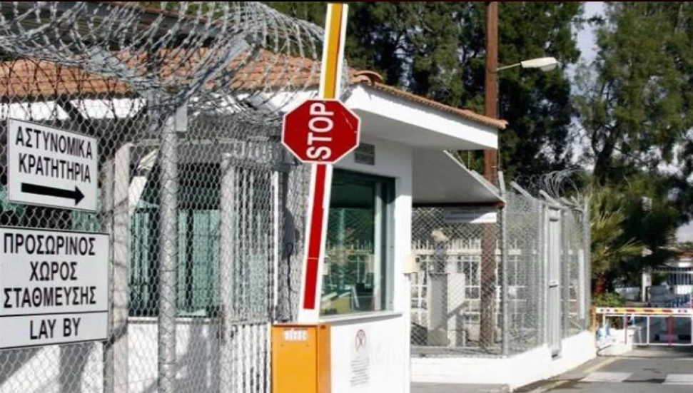 Güney Kıbrıs’ta cezaevinde 14 cep telefonu ve aksesuarları ele geçirildi