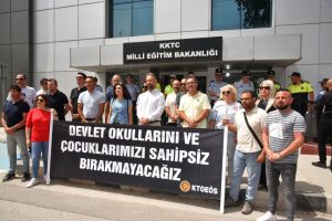 KTOEÖS ve KTÖS’ten ortak eylem: “Devlet okullarını ve çocuklarımızı sahipsiz bırakmayacağız”