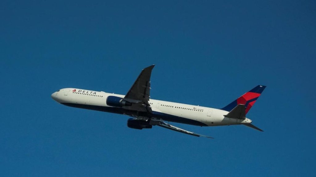 Delta uçağında şiddetli türbülans: 25 kişi hastaneye kaldırıldı