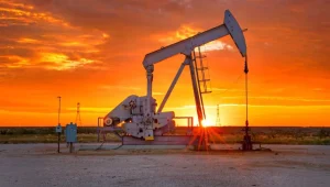 Petrol fiyatları, Hindistan’a yönelik ikincil tarifelere odaklanırken keskin kayıplarını koruyor