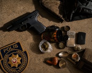 Adli olaylar… Haspolat’ta bir evde kanunsuz ateşli silah ve uyuşturucu ele geçirildi