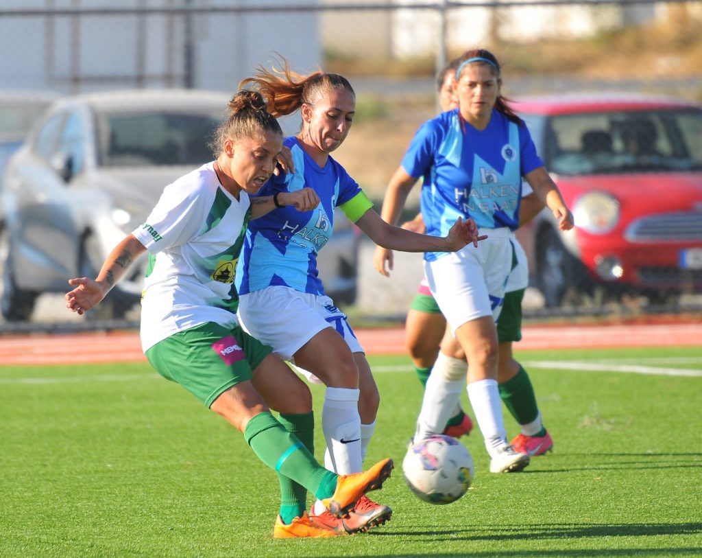 Kadın futbolu okullara giriyor