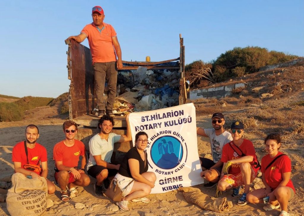 Akdeniz sahilinde temizlik