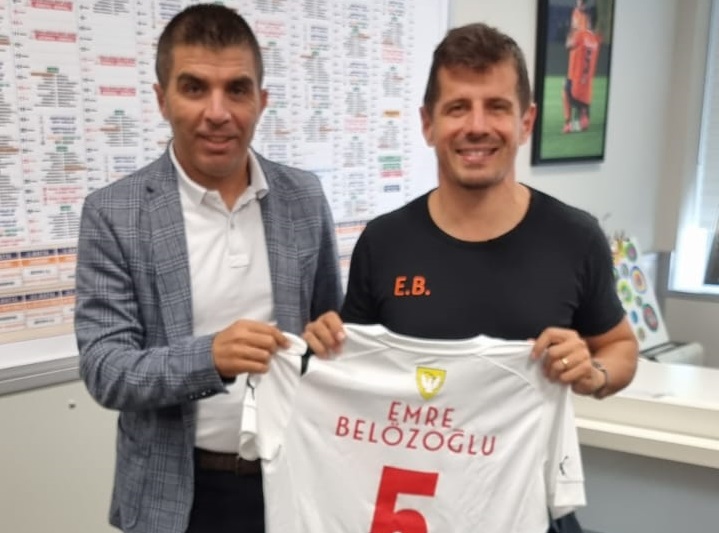 KKTC Milli Takımlar heyeti Emre Belezoğlu’na forma takdim etti