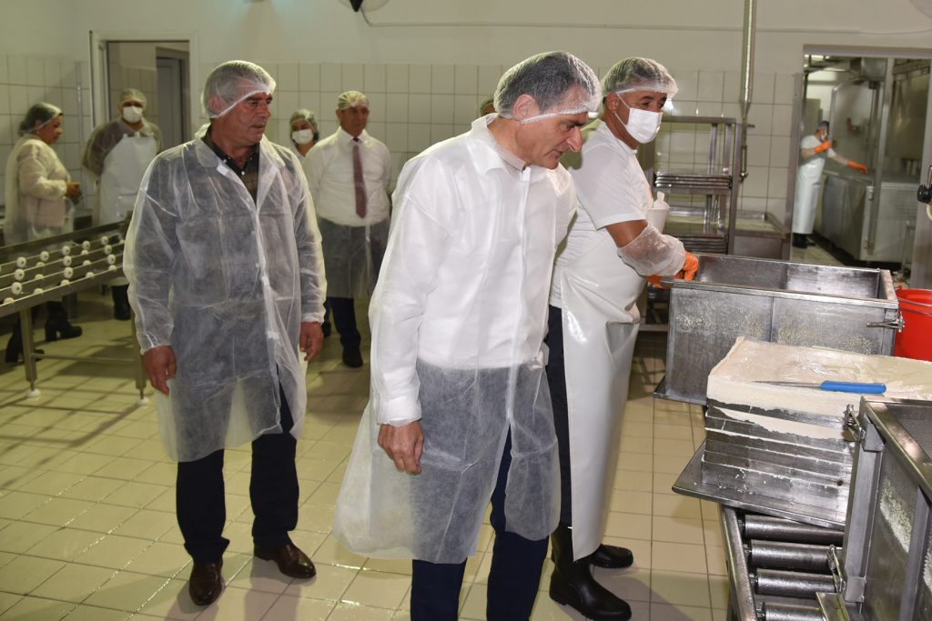 Tarım Bakanı Oğuz, süt üretim tesislerini ziyaret etti