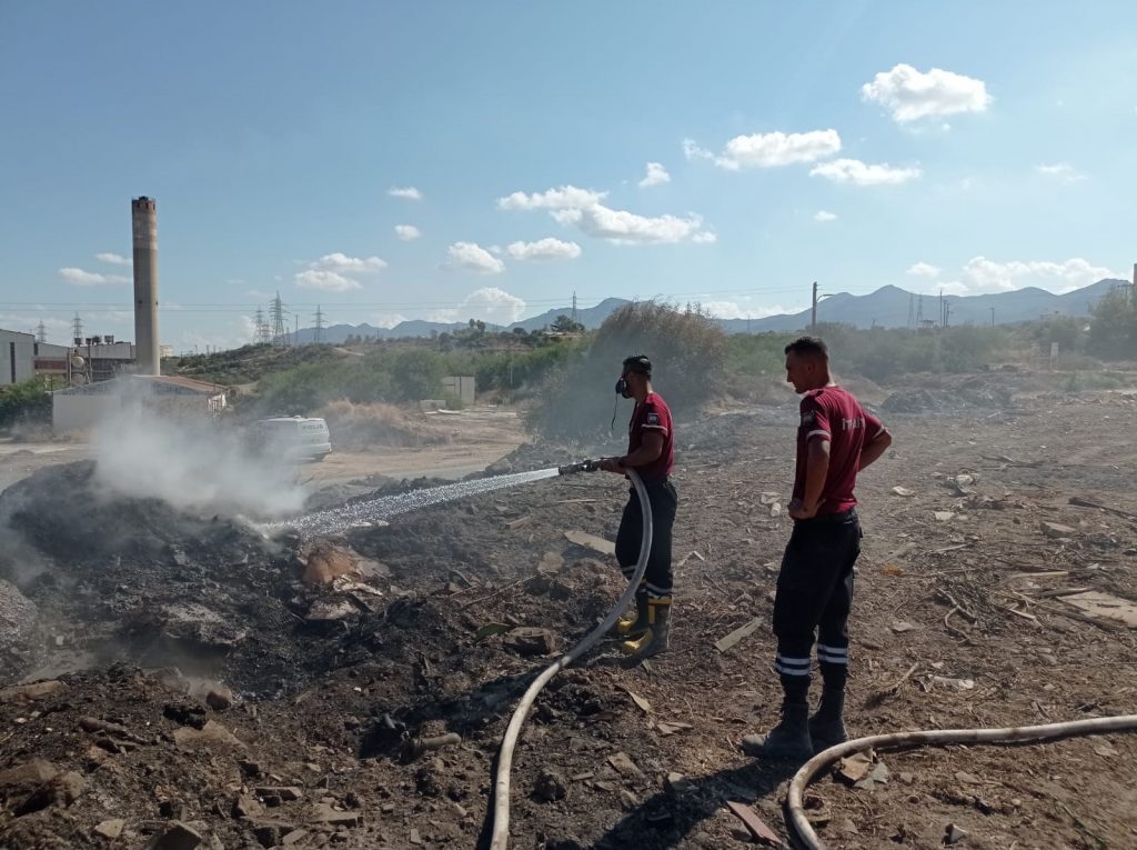 Çatalköy ve Esenetepe belediyelerine ait çöp toplama alanındaki yangınla ilgili soğutma çalışmaları sürüyor