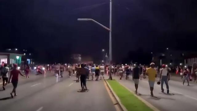 Ian Kasırgası’nın Küba’yı elektriksiz bırakması protestoları tetikledi