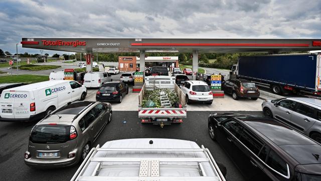 Fransa’da benzin istasyonlarındaki akaryakıt tedarik sıkıntısı sürüyor