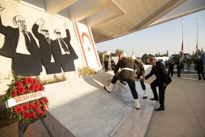 KKTC’nin 39’uncu kuruluş yıl dönümü kutlanıyor. Kurucu Cumhurbaşkanı Rauf Raif Denktaş Anıtı önünde tören düzenlendi