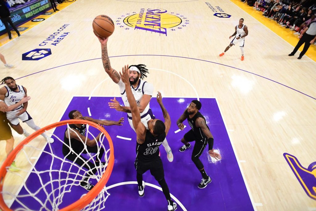 Lakers 5 maç sonra galip