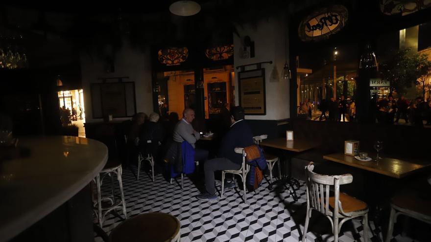 İspanya’da yiyecek içecek sektörü, enerji fiyatlarını ışıkları kapatarak protesto etti