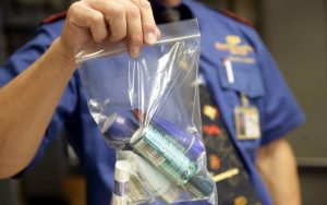 İngiltere, uçaklarda taşınan el bagajında sıvı kısıtlamasını 2024’te sona erdirecek