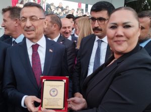 TC Cumhurbaşkanı Yardımcısı Oktay’a Lefke Yardım ve Halk Derneği’nden plaket
