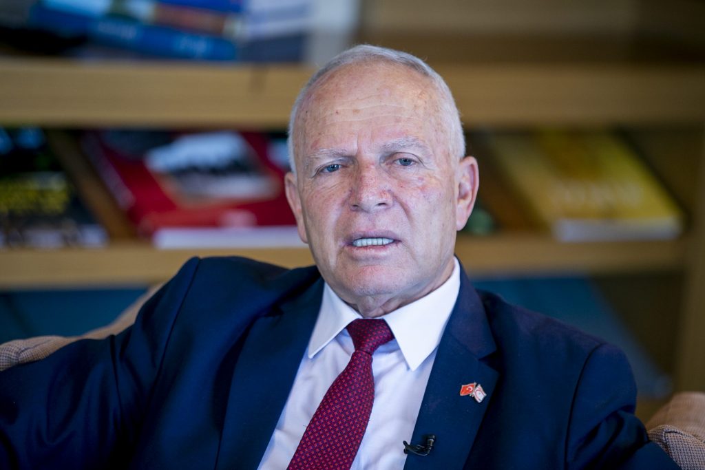 Meclis Başkanı Töre, öğretmenliğin, dünyanın en kutsal ve en saygın mesleklerinden birisi olduğunu vurguladı.