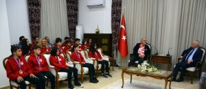 Töre, Türkiye’deki yarışmalarda dereceye giren yüzücüleri kabul etti