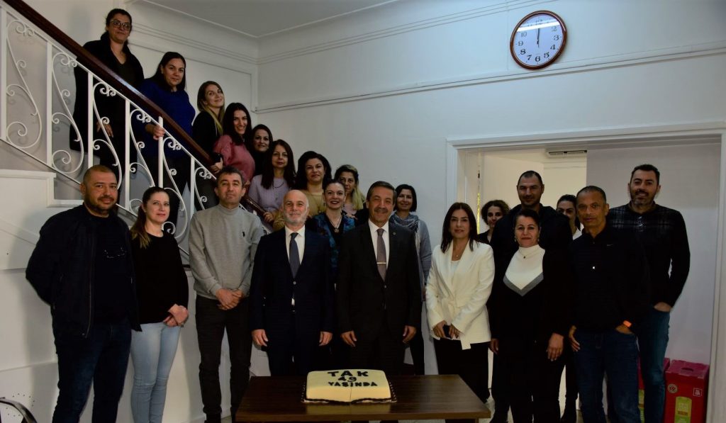 Dışişleri Bakanı Ertuğruloğlu, 49. Kuruluş yıldönümü nedeniyle Türk Ajansı Kıbrıs’ı ziyaret etti, çalışanlarla pasta kesti