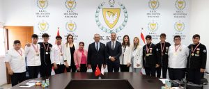 Çavuşoğlu, Haydarpaşa Ticaret Lisesi ve Güzelyurt Meslek Lisesi Mutfak Bölümü öğrencileri ve sorumlu öğretmenlerini kabul etti