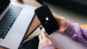 Apple’dan 10 yıllık iPhone modeline yazılım güncellemesi!