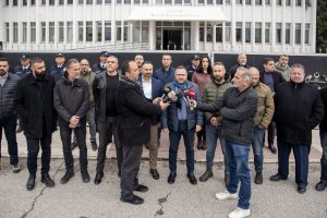 Kamuda örgütlü sendikalar Başbakanlık önünde basın açıklaması yaparak, hükümete çağrıda bulundu