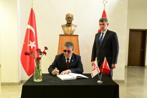 Başbakan Üstel, Türkiye’nin Lefkoşa Büyükelçiliği’nde açılan taziye defterini imzaladı
