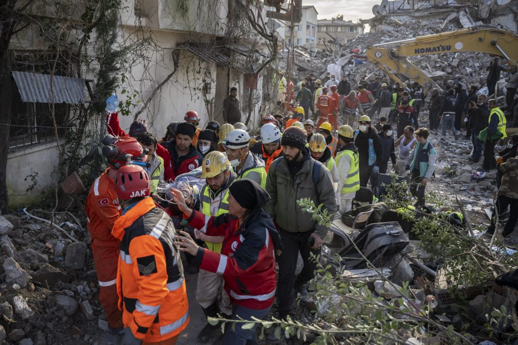 Hatay’da depremin 228. saatinde anne ve 2 çocuğu enkazdan sağ çıkarıldı