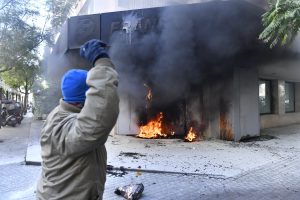 Hesaplarındaki paraları çekemeyen Lübnanlılar banka şubelerine saldırdı