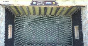 Tatlısu’da çöplerden toplanan cam atıklardan otobüs durağı yapıldı