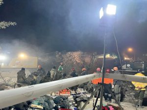 Türkiye’deki depremde yaşamını yitiren 19 kişi bugün son yolculuğuna uğurlanıyor