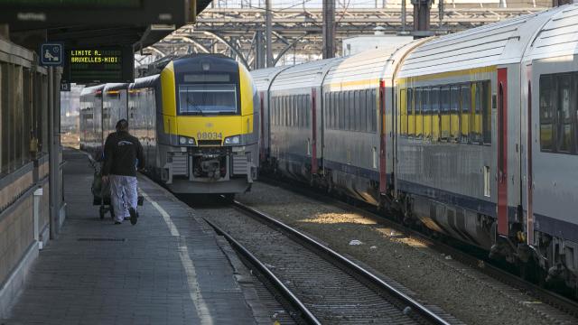 Fransa’da elektrik kesintisi tren seferlerini aksattı
