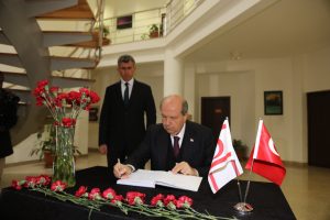 Cumhurbaşkanı Tatar, taziye defterini imzaladı