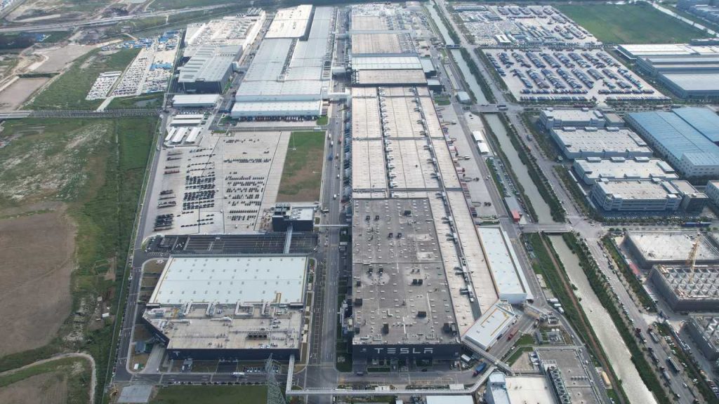 Tesla devasa fabrikasını geçici olarak kapatıyor!