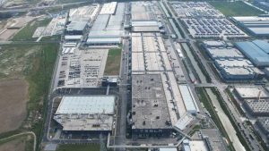 Tesla devasa fabrikasını geçici olarak kapatıyor!